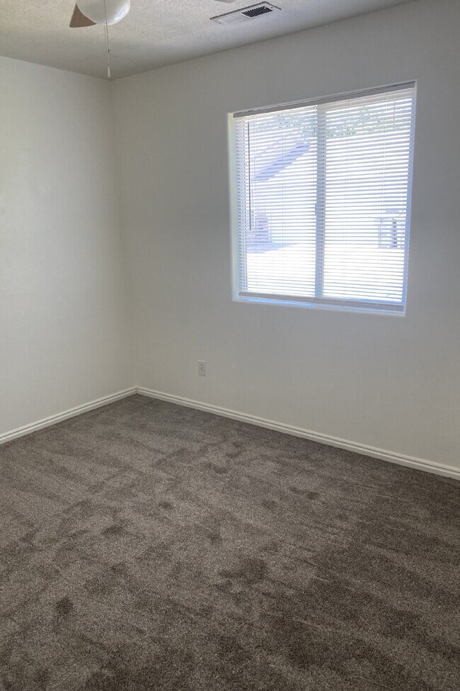 Building Photo - "Spacious 3-Bed Townhouse in Saint George – Modern Comforts & 2 Full Baths, Ready to Rent!"