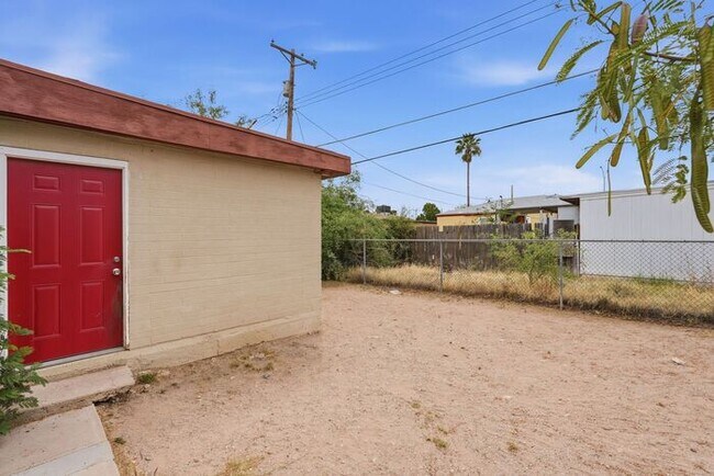 Building Photo - 2520 E Cameron Vista