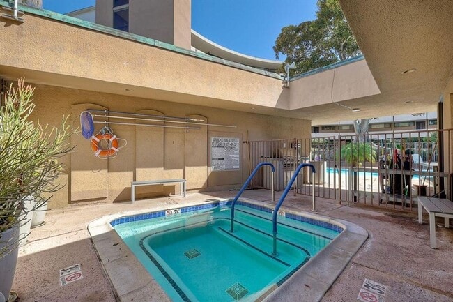 Building Photo - Live at Le Rondelet - Two Bedrooms and Views!