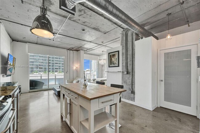 Building Photo - 444 NE 30th St