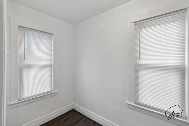 Building Photo - $1495 - 4 Bedroom/2 Bath Home in Islandview