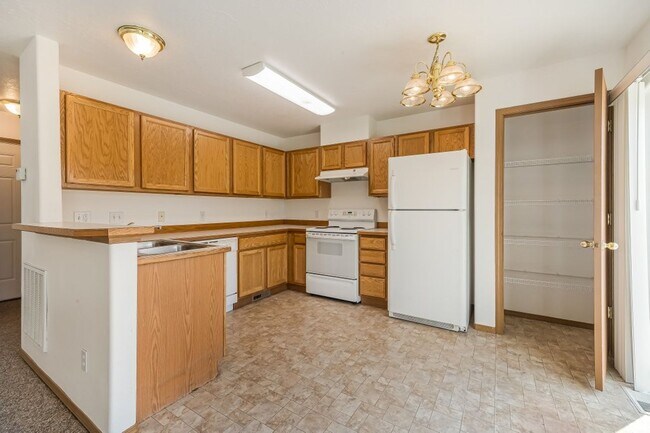 Building Photo - 3 bed 2 bath duplex with sprinkler system