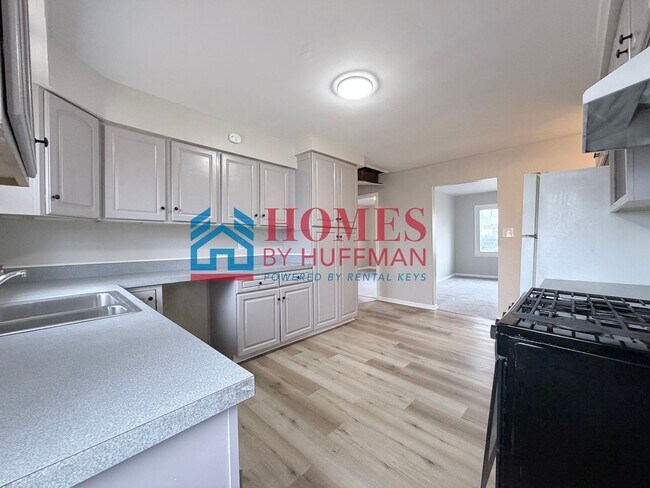 Building Photo - Four Bedroom House