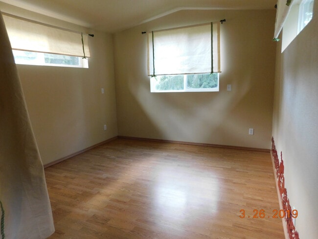Building Photo - Gated 1 Bedroom Apartment