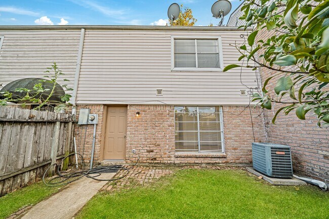 Building Photo - 8726 Wilcrest Dr