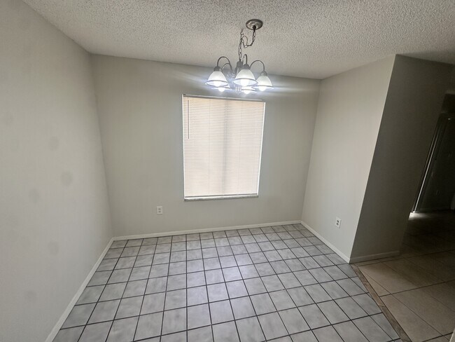 Building Photo - 1013 Spring Meadow Dr