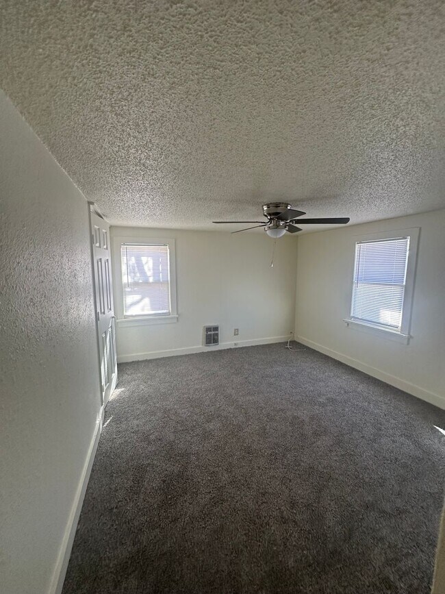 Building Photo - Spacious 4 Bedroom!