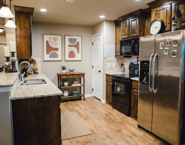 Building Photo - Stunning home with a large fenced yard