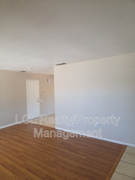 Building Photo - 26340 Harrisburg Dr