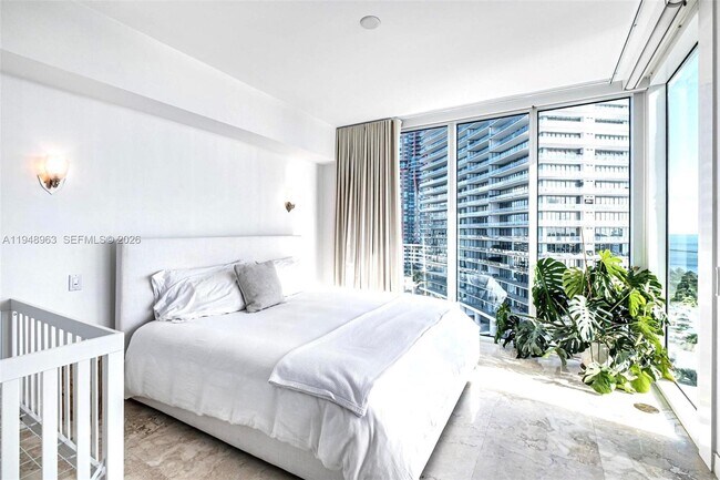 Building Photo - 1000 South Pointe Dr