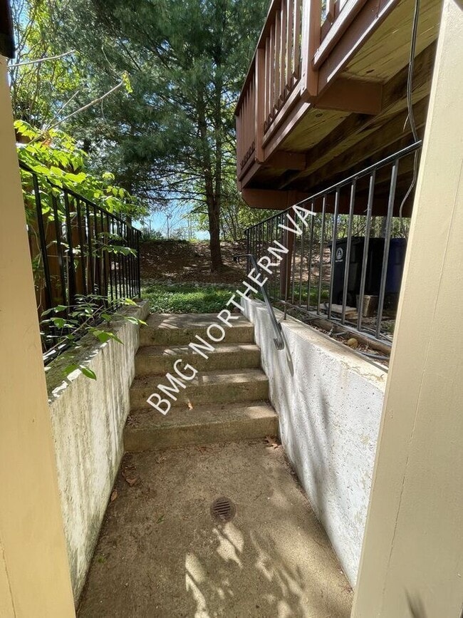 Building Photo - 865 Tall Oaks Square