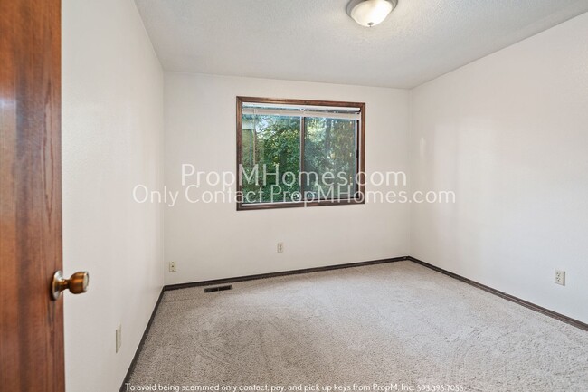 Building Photo - Spacious Tri-level Four Bedroom Home On Qu...