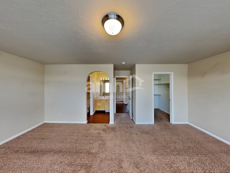 Building Photo - 947 Foxboro Dr
