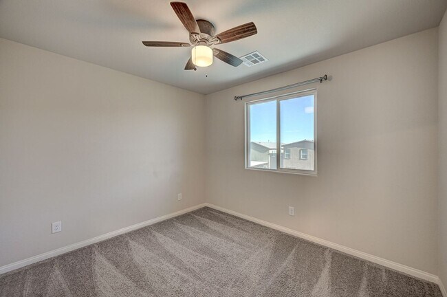 Building Photo - Spacious 4 Bedroom Home!