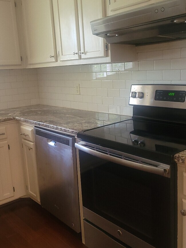 Building Photo - 13 Tomafield Ct