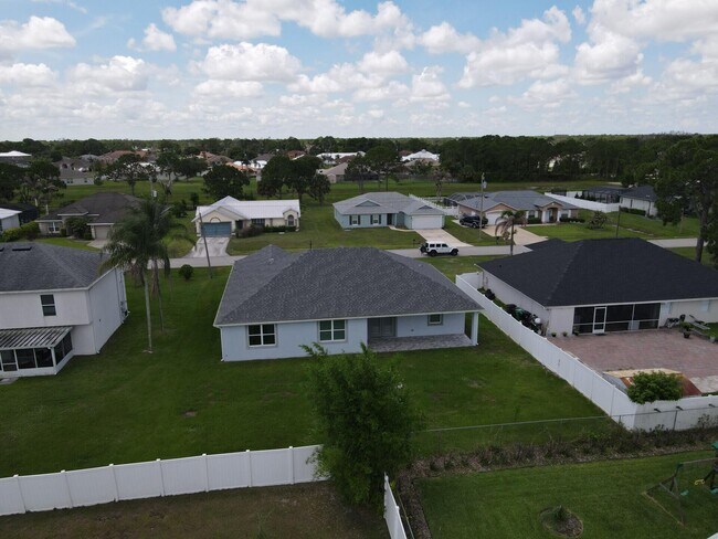 Building Photo - 5673 NW Whitecap Rd