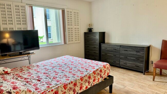 Building Photo - 1551 NW 20th Ave