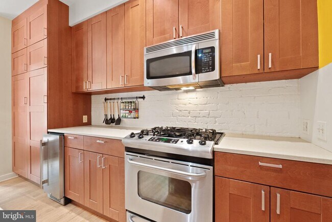 Building Photo - 1126 G St NE
