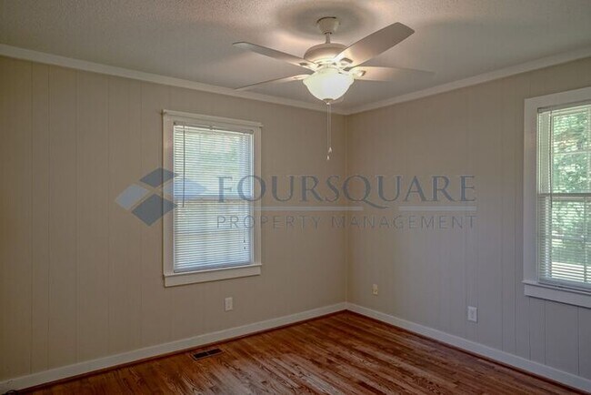 Building Photo - Charming 3-Bed / 1.5-Bath Ranch Home with large Yard & Off-Street Parking – Near White Oak Crossing