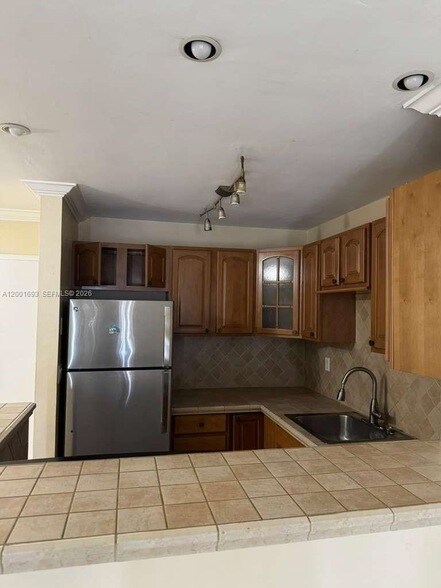 Building Photo - 10383 N Kendall Dr