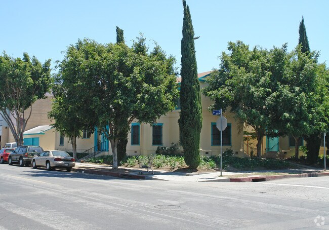 Primary Photo - 900-902 S Manhattan Pl