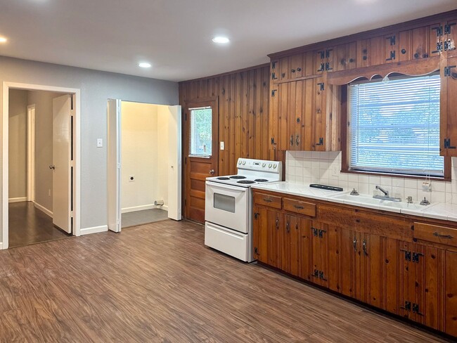 Building Photo - 3 Bedroom / 2 Bathroom