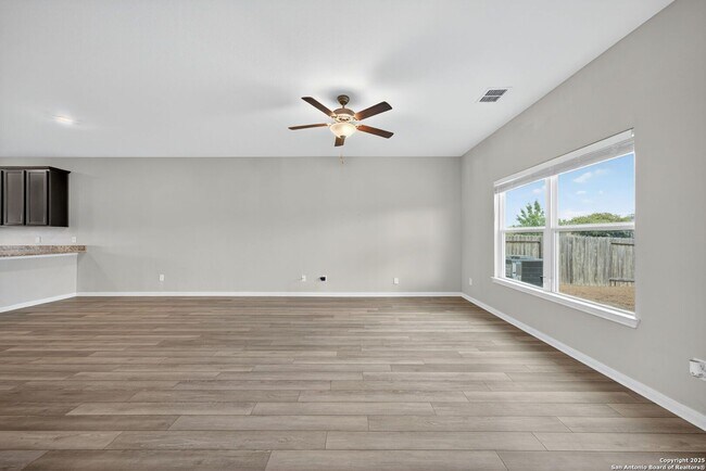 Building Photo - 5-BEDROOM HOME IN LUCKEY RANCH