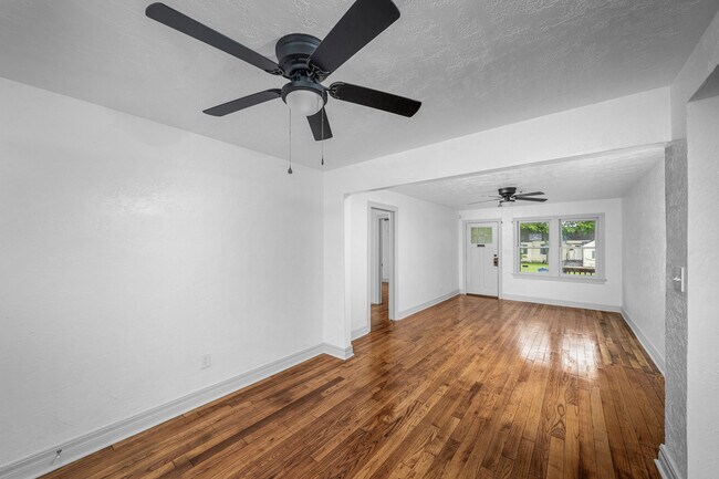 Building Photo - 1925 NW Oak Ave