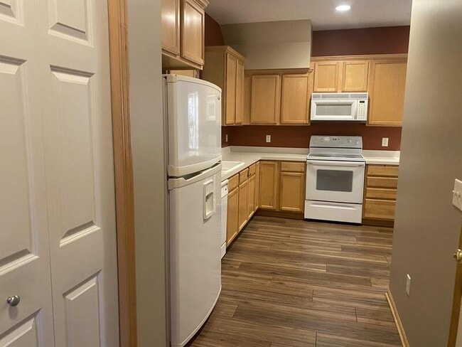 Building Photo - 6637 Lamplight Dr