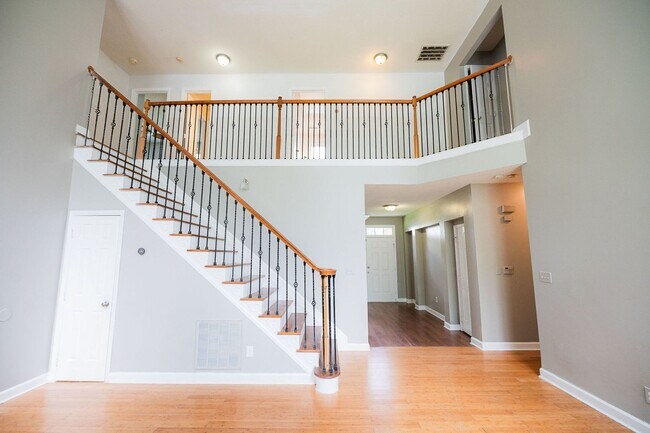 Building Photo - Spacious beautiful 5 bedroom 2.5 bath home...