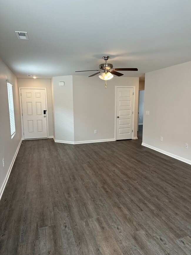 Building Photo - New Year's Promotion! Three Bedroom | Two ...