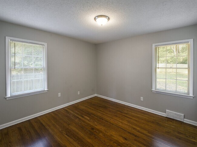 Building Photo - Charming home in north Memphis