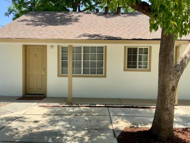 Building Photo - Absolutely ADORABLE/Spacious 2/2 Duplex!  ...