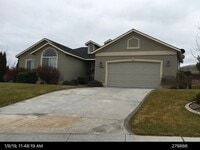 Building Photo - Amazing family home in the perfect location!
