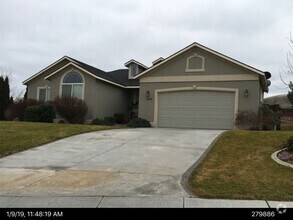 Building Photo - Amazing family home in the perfect location!