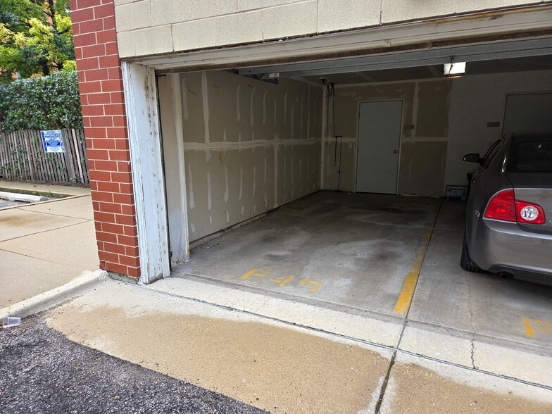 Building Photo - 2220 W Maypole Ave