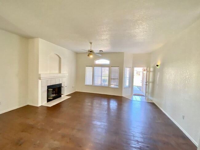 Building Photo - Make yourself at home in this delightful Bakersfield Single-family home, with 3 bedrooms + studio...
