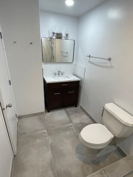 Vanity Area - 811 S Lytle St
