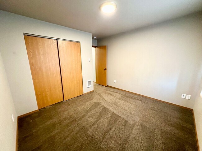 Building Photo - Updated Townhouse in Ellenbsurg