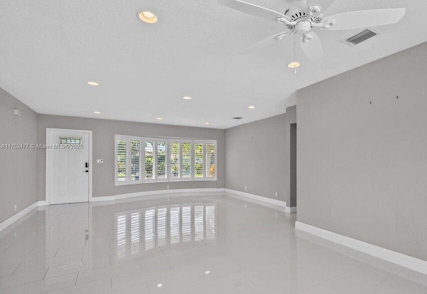 Building Photo - 1485 NE 57th St