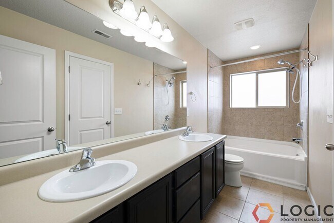 Building Photo - Beautiful Townhome in Midvale!