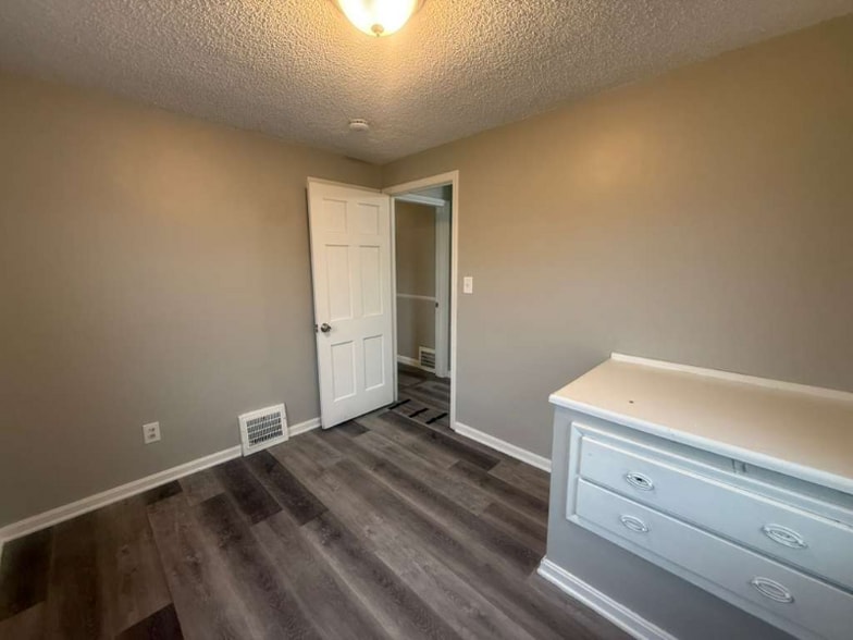 Building Photo - 9002 S Highland Ave