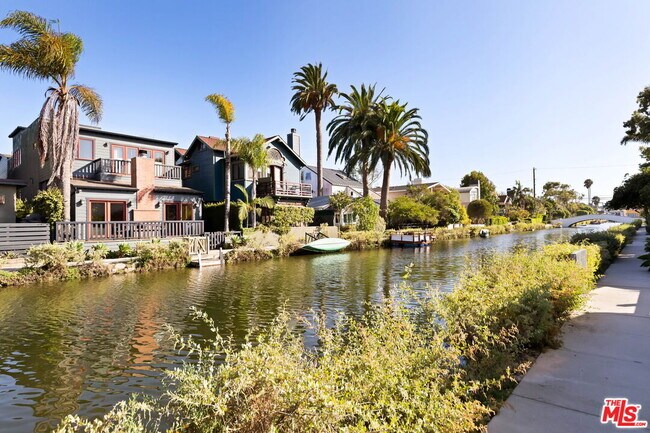 Building Photo - 432 Howland Canal