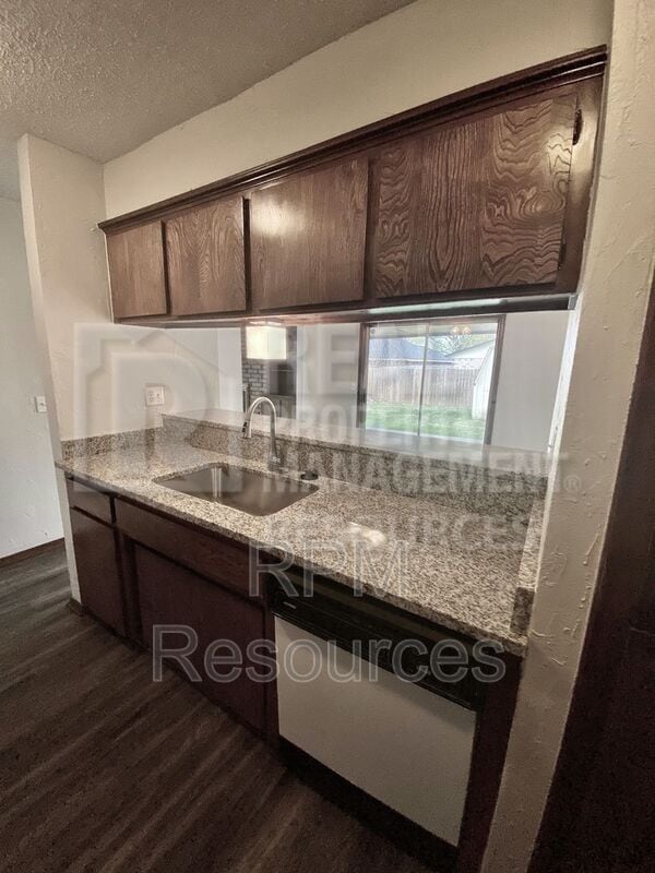 Building Photo - 913 Clear Creek