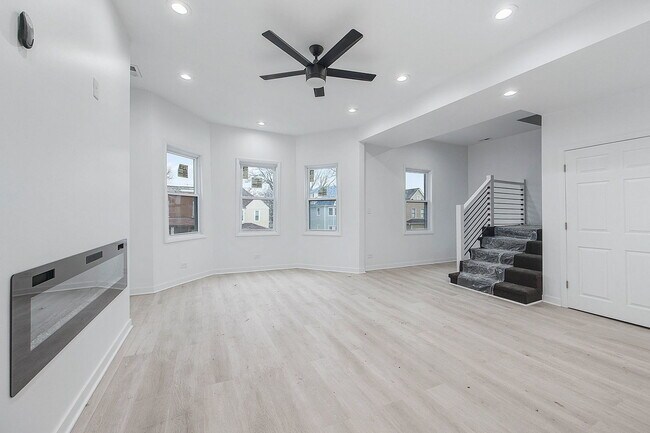 Building Photo - 629 N Lockwood Ave