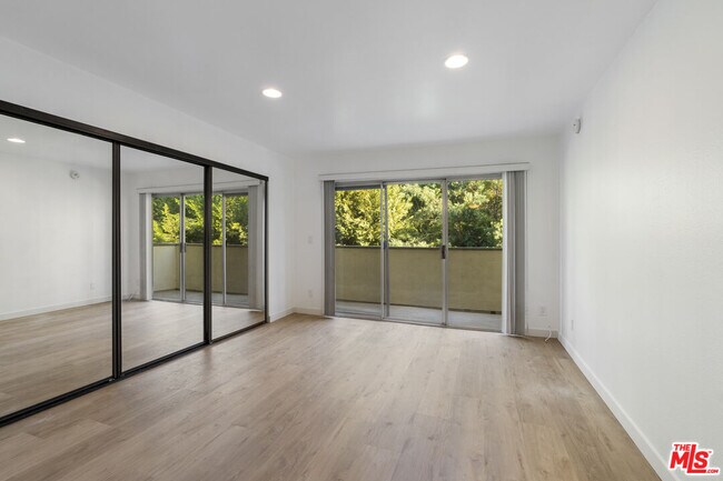 Building Photo - 13046 Moorpark St