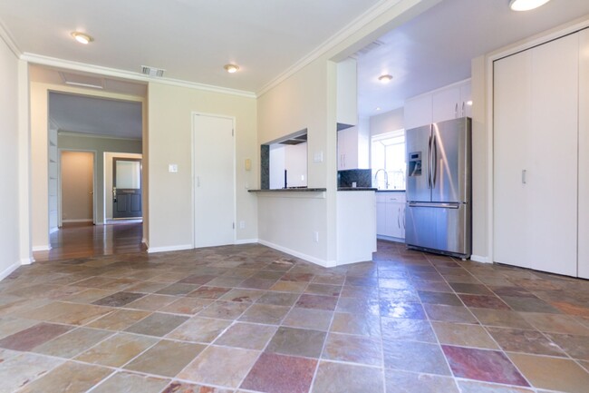 Building Photo - Beautiful 3b2b Home with Private Fenced Ya...