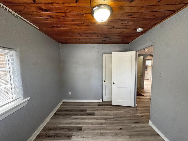 Building Photo - 426 Headingly Ave NW