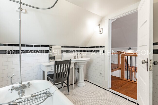 Building Photo - 10470 S Columbine Cir