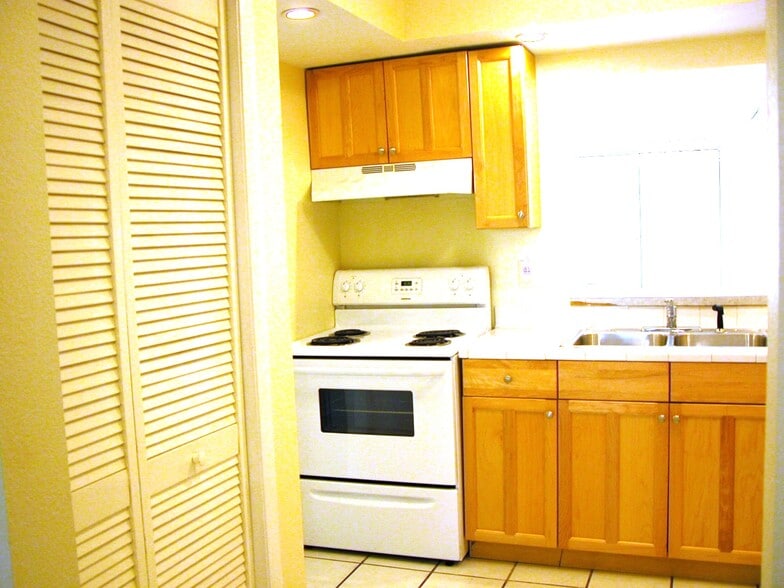 Building Photo - 110 N Tampania Ave